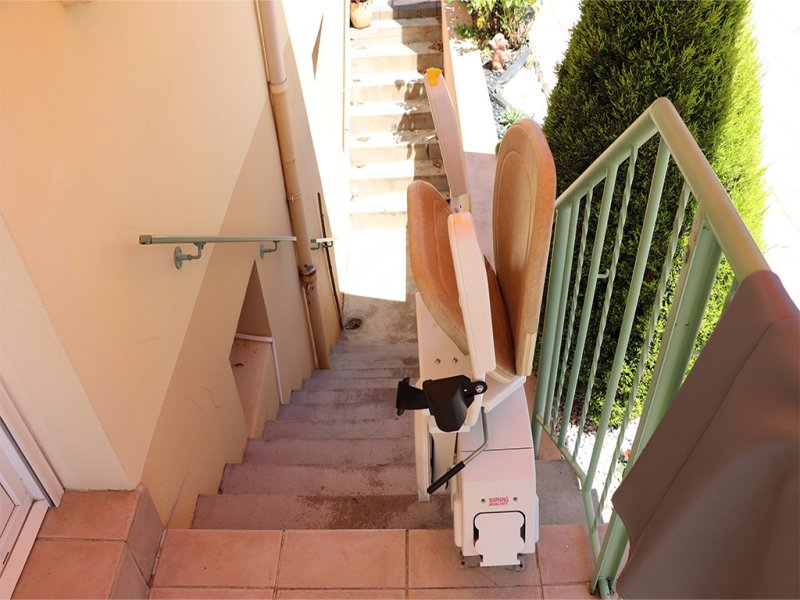 Installation d'un monte-escalier droit Synergy extérieur à Gorges