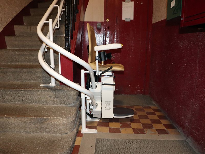 Installation d'un monte-escalier Infinity en copropriété à Nantes