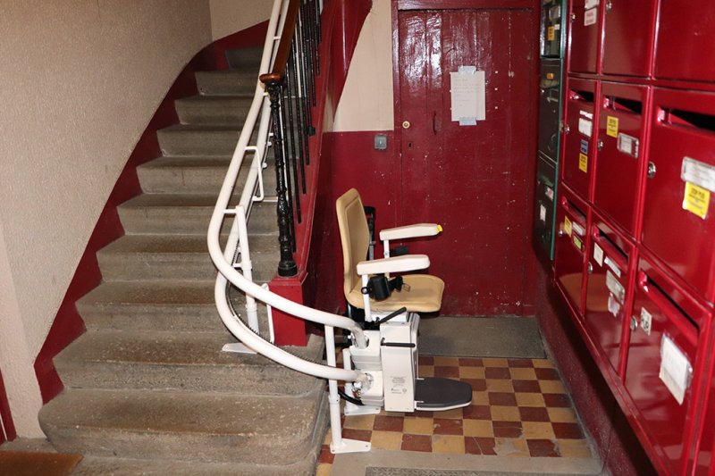 Installation d'un monte-escalier Infinity en copropriété à Nantes