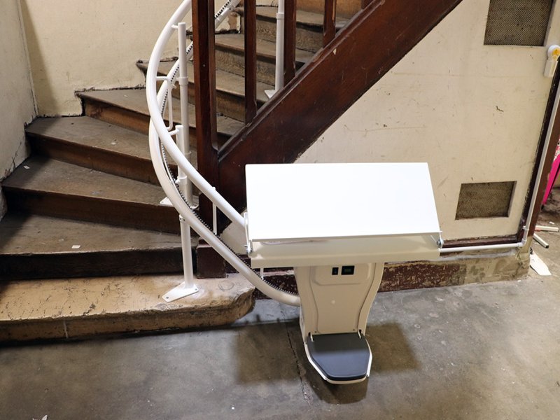 Installation d'un monte-escalier Infinity spécifique à Orléans